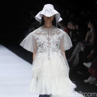 Fashion show koleksi terbaru Toton Januar ini mengangkat tema Eksplorasi Ragam Hias Indonesia dan Pengelolaan Limbah di Jakarta Fashion Week 2019, Senayan City, Jakarta, minggu [21/10/2018]. Foto: Mohammad Abduh/Wolipop