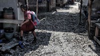 Padahal limbah kerang tersebut dapat menimbulkan penyakit bagi warga khususnya untuk anak-anak.