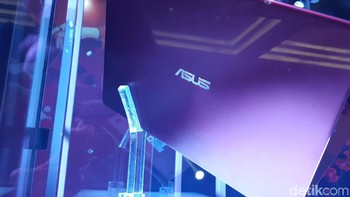 Baterai laptop ini diklaim mampu bertahan hingga 13,5 jam. Laptop ini juga didukung dengan teknologi fast charging. (Foto: detikINET/Virgina Maulita Putri)