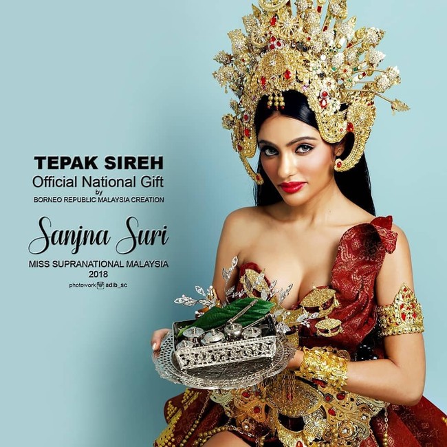 Kostum nasional bertemakan Srikandi itu merupakan karya dari Borneo Republic Malaysia. Dalam akun Instagramnya pihak Borneo Republic Malaysia pun menjelaskan makna dari kostum tersebut. Dikatakan jika busana itu terinspirasi Ratu Langkasuka dari Kerajaan Lama Melayu yang pernah menjadi contoh masyarakat. Ratu tersebut pun menjadi lambang kekuatan wanita. Foto: Instagram