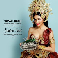 Kostum nasional bertemakan Srikandi itu merupakan karya dari Borneo Republic Malaysia. Dalam akun Instagramnya pihak Borneo Republic Malaysia pun menjelaskan makna dari kostum tersebut. Dikatakan jika busana itu terinspirasi Ratu Langkasuka dari Kerajaan Lama Melayu yang pernah menjadi contoh masyarakat. Ratu tersebut pun menjadi lambang kekuatan wanita. Foto: Instagram