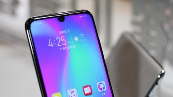 Mengusung notch tetesan air membuat layar Honor 10 Lite lebih lega.  Foto: Sina Mobile