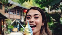 Profesi blogger bisa membawa Andra jalan-jalan ke luar negeri. Di Taiwan ia mencicip es krim biru dan kuning yang terbuat dari pewarna alami. Foto: Instagram alodita