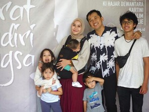 Quality Time Seru ala Zaskia Adya Mecca dan Keempat Anaknya