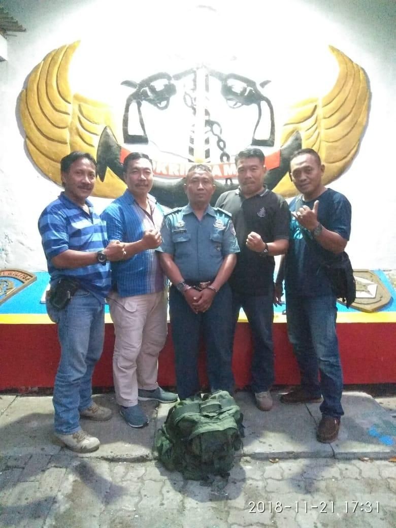 Nongkrong di Warung Pakai Pakaian Dinas TNI AL Gadungan 