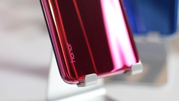 Ada pilihan warna Gradiant Red. Foto: Sina Mobile