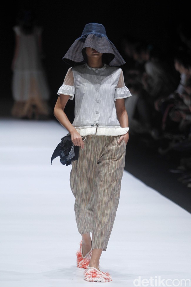 Fashion show koleksi terbaru Toton Januar ini mengangkat tema Eksplorasi Ragam Hias Indonesia dan Pengelolaan Limbah di Jakarta Fashion Week 2019, Senayan City, Jakarta, minggu [21/10/2018]. Foto: Mohammad Abduh/Wolipop