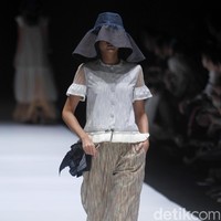Fashion show koleksi terbaru Toton Januar ini mengangkat tema Eksplorasi Ragam Hias Indonesia dan Pengelolaan Limbah di Jakarta Fashion Week 2019, Senayan City, Jakarta, minggu [21/10/2018]. Foto: Mohammad Abduh/Wolipop