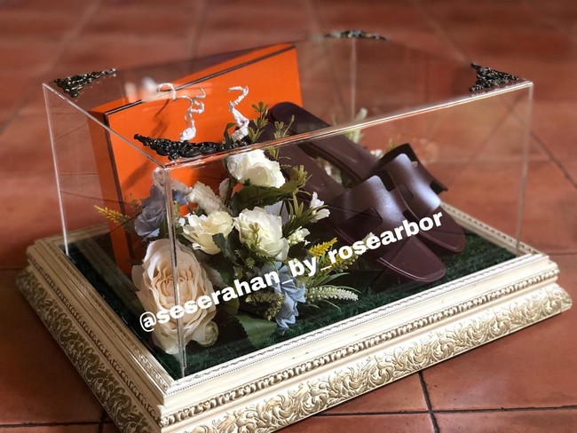 Bukan cuma tas Hermes, Baim juga memberikan sendal berlabel high-end tersebut. Bernama Oran Sandal, sendal tersebut dibanderol sekitar Rp 10 juta. (Foto: Dok @seserahan_by_rosearbor)