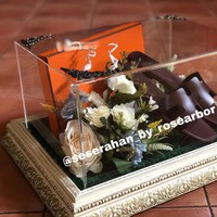 Bukan cuma tas Hermes, Baim juga memberikan sendal berlabel high-end tersebut. Bernama Oran Sandal, sendal tersebut dibanderol sekitar Rp 10 juta. (Foto: Dok @seserahan_by_rosearbor)