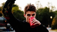 Lewat akun Instagramnya, Andrew Taggart sering membagikan momen kulinerannya. Tidak hanya berbakat dalam bidang musik, ia juga handal berpose dengan makanan. Foto: Instagram @drewtaggart