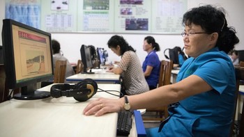 Pelatihan komputer di ruang latihan IT di Pyongyang ini diikuti oleh peserta dari beragam usia. (Foto: Carl Court/Getty Images)
