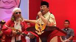 Begini Gaya Prabowo Semangati Relawan