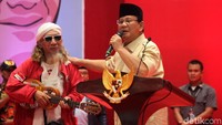 Prabowo sempat memanggil Kyai Gitar dan berdialog dengannya.