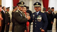 Andika dan Panglima TNI Marsekal Hadi Tjahjanto melakukan salam komando usai pelantikan.