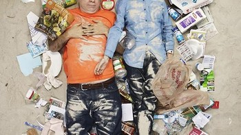 Lewat karyanya ini Segal ingin manusia makin menyadari begitu banyak sampah yang telah dihasilkan. Foto: Gregg Segal