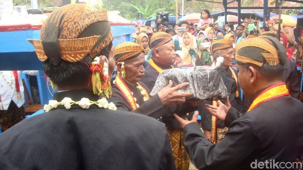 Warga Banyumas Antusias Ikuti Jamasan Pusaka Dinasti Mataram