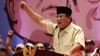 Ia menggelorakan semangat pendukungnya.