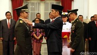 Andika langsung mendapat kenaikan pangkat setelah dilantik, yaitu menjadi jenderal (bintang empat).