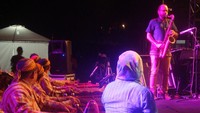 Dilanjutkan dengan kolaborasi lagu kedua berjudul Baturraden yang irama musik Calung Banyumasan sedikit kuat dipadukan dengan musik Jazz, kedua grup musik tersebut pun mampu mengimbangi semua nada-nadanya. Foto: Arbi Anugrah