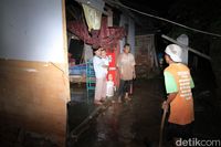 Bagian dinding rumah warga yang rusak akibat air sungai meluap karena tanggul jebol. 