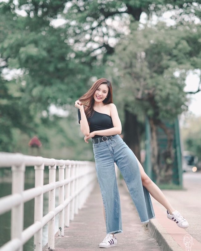 Tampil kasual dengan jeans dan sneakers pun membuat penampilan Milin terlihat menakjubkan. Foto: Instagram @millinb3rry