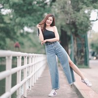 Tampil kasual dengan jeans dan sneakers pun membuat penampilan Milin terlihat menakjubkan. Foto: Instagram @millinb3rry