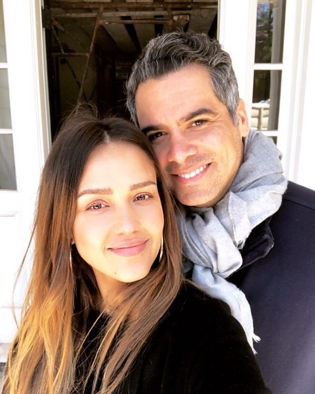 Perbedaaan profesi juga tak menghalangi cinta Jessica Alba dan Cash Warren. Ketika pertama kali bertemu dengan Jessica, Cash adalah seorang asisten sutradara yang melakukan tugas-tugas kecil, seperti memesan pizza dan membeli kopi. Sudah menikah selama hampir 10 tahun, keduanya pun hidup bahagia dengan tiga anak mereka. Foto: Instagram