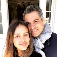 Perbedaaan profesi juga tak menghalangi cinta Jessica Alba dan Cash Warren. Ketika pertama kali bertemu dengan Jessica, Cash adalah seorang asisten sutradara yang melakukan tugas-tugas kecil, seperti memesan pizza dan membeli kopi. Sudah menikah selama hampir 10 tahun, keduanya pun hidup bahagia dengan tiga anak mereka. Foto: Instagram