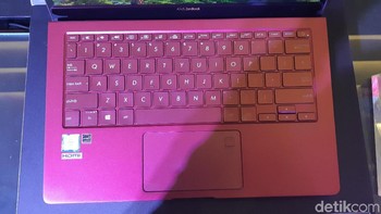 Dengan desain display NanoEdge yang menghasilkan bezel tipis, rasio screen-to-body laptop ini mencapai 85%.  (Foto: detikINET/Virgina Maulita Putri)