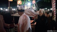 Lantunan salawat mengiringi prosesi Panjang Jimat (Sudirman Wamad/detikTravel)