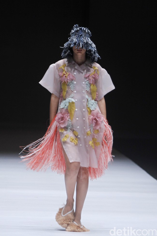 Fashion show koleksi terbaru Toton Januar ini mengangkat tema Eksplorasi Ragam Hias Indonesia dan Pengelolaan Limbah di Jakarta Fashion Week 2019, Senayan City, Jakarta, minggu [21/10/2018]. Foto: Mohammad Abduh/Wolipop