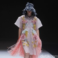 Fashion show koleksi terbaru Toton Januar ini mengangkat tema Eksplorasi Ragam Hias Indonesia dan Pengelolaan Limbah di Jakarta Fashion Week 2019, Senayan City, Jakarta, minggu [21/10/2018]. Foto: Mohammad Abduh/Wolipop