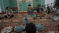 Minyak Songak ini tidak diperjualbelikan oleh warga. Jika ingin memilikinya, datang saja langsung ke Desa Songak maka warga akan memberikan secara sukarela (Faruk Nickyrawi/detikTravel)