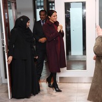 Coat dan dress merah wine dari Club Monaco jadi pilihan istri Pangeran Harry yang tengah hamil empat bulan itu. Dress tersebut dijual seharga 282 poundsterling atau sekitar Rp 5 jutaan. (Foto: Getty Images)