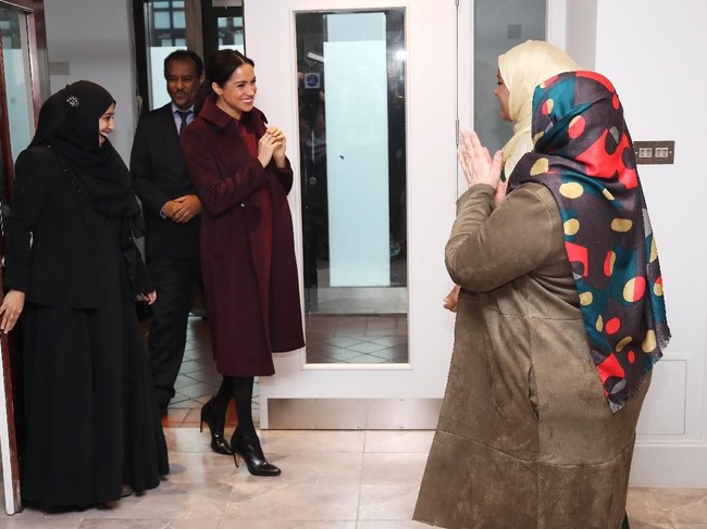 Coat dan dress merah wine dari Club Monaco jadi pilihan istri Pangeran Harry yang tengah hamil empat bulan itu. Dress tersebut dijual seharga 282 poundsterling atau sekitar Rp 5 jutaan. (Foto: Getty Images)