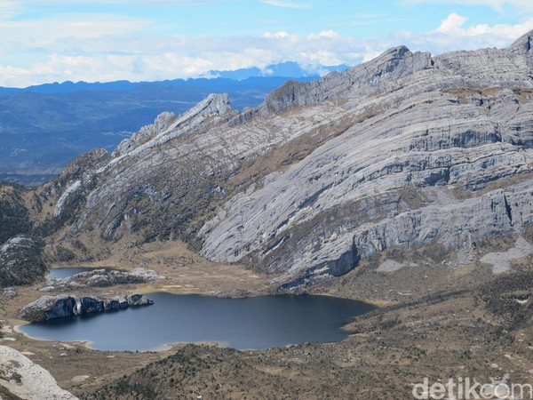 Foto: Pegunungan Jayawijaya yang Indah dan Tak Terjamah