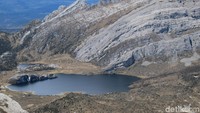 Ada banyak danau di ketinggian 4.000 mdpl, salah satunya Danau Larson yang bisa ditempuh dengan pendakian dari Ilaga (Afif Farhan/detikTravel)