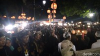 Masyarakat dari berbagai daerah memadati Keraton Kasepuhan Cirebon untuk melihat prosesi Panjang Jimat ini (Sudirman Wamad/detikTravel)