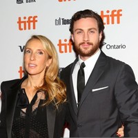 Aaron Taylor-Johnson dan Sam Taylor-Johnson kini telah menikah selama enam tahun dan memiliki dua anak. Sebelumnya, pasangan tersebut jadi perbincangan karena perbedaan usia 23 tahun. Keduanya pun membuktikan hal tersebut tak menghalangi mereka untuk bahagia bersama. Foto: Instagram