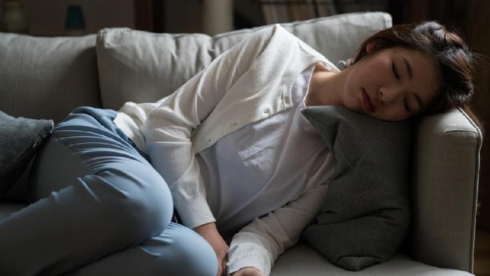 tidur ngiler ngorok bangun pagi Young woman sleeping in bed. Space for copy.
