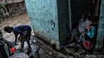 Potret Mengenaskan Sanitasi Warga Bantaran Kali Ciliwung