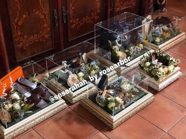 Ada 10 kotak seserahan yang terdiri dari lima kotak untuk Baim dan lima kotak untuk Paula. “Temanya putih dan biru sesuai pilihan Mba Paula tapi nampannya putih dan emas,” ujar Anindita Dewayani atau Dita, pendiri sekaligus pemilik Rose Arbor Seserahan, kepada Wolipop lewat Whatsapp kemarin. Adapun desain menyesuaikan dekorasi pernikahan, yakni Jawa dengan sentuhan modern. (Foto: Dok @seserahan_by_rosearbor)