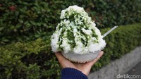 Ada es serut atau kakigori yang enak banget dengan berbagai pilihan. Es serutnya lembut banget, begitu masuk ke lidah langsung meleleh. Matchanya terasa banget. (Aisyah/detikTravel)