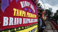 Karangan bunga tersebut merupakan ucapan selamat terhadap Polres Jakarta Barat yang telah berhasil menangkap gembong preman Jakarta Barat bernama Hercules.