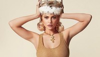 Kylie bergaya dengan sebuah mahkota dan dress ketat yang mengekspose tubuhnya itu. Dok. Instagram/thekylieshop