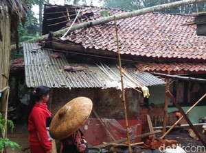 Puluhan Rumah di Sukabumi Tersapu Badai Siklon Tropis