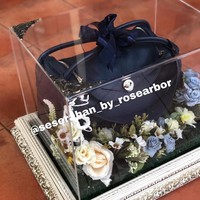 Salah satu kotak seserahan untuk Paula berisi tas Hermes seri Lindy berwarna biru navy. Terbuat dari calfskin, tas model boxy tersebut dijual seharga US$ 7.850 atau sekitar Rp 114 juta. Untuk seserahan, tas tersebut dipermanis dengan pita berwarna senada berikut rangkaian bunga tiruan yang meninggalkan kesan romantis. (Foto: Dok @seserahan_by_rosearbor)