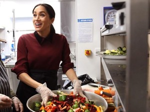 Hatinya Mulia! Meghan Markle Semangat Masak Lamb Fattah untuk Tunawisma