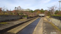 Di tengah musim gugur yang sedang berlangsung, bersihnya sungai yang ada di Kyoto, Jepang, membuat pemandangan jadi makin sedap dipandang. (Foto: Aisyah/detikHealth) 